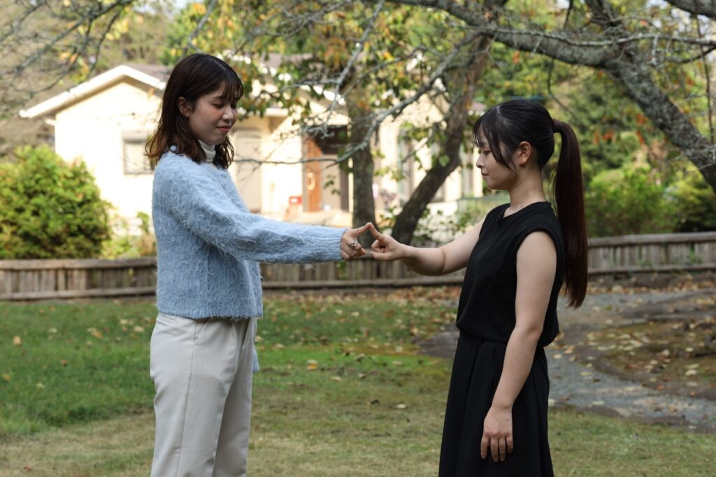 湧き水の音に耳を澄ませる瞑想体験