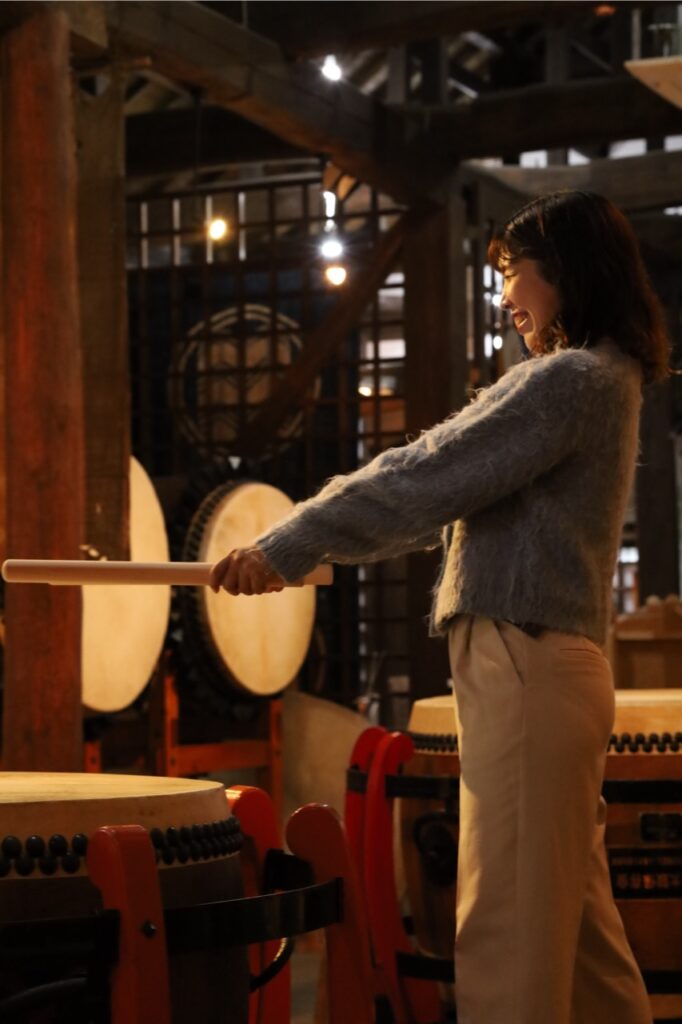 大地が震えるような“祈りの一打”を体験する